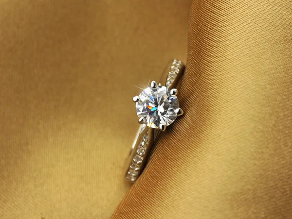 LuxeSolitaire Ring