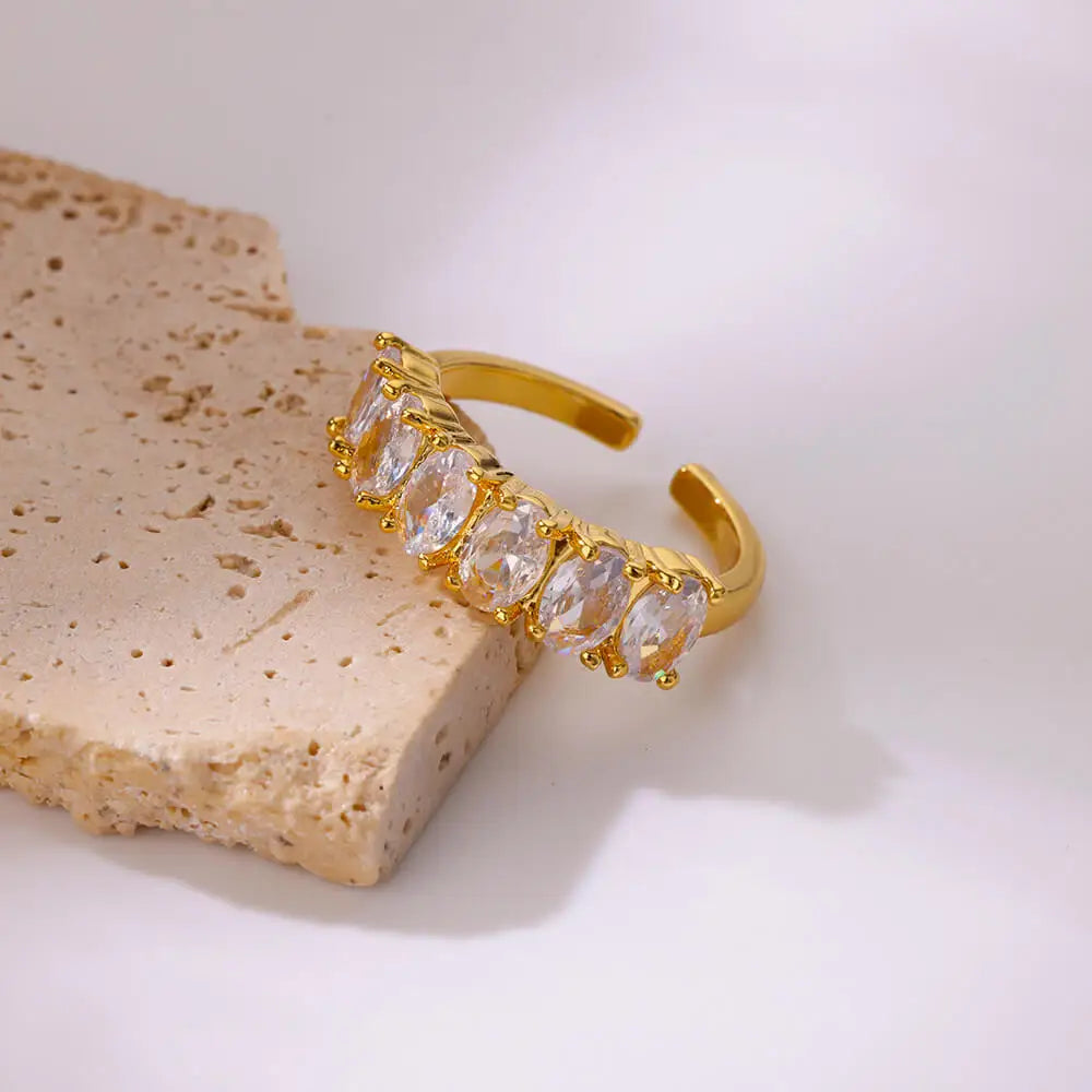 Elegant geometric heart ring with sparkling zircon accents and a luxurious gold-color finish. Made from durable stainless steel, perfect for weddings, everyday wear, or a stylish couple gift.