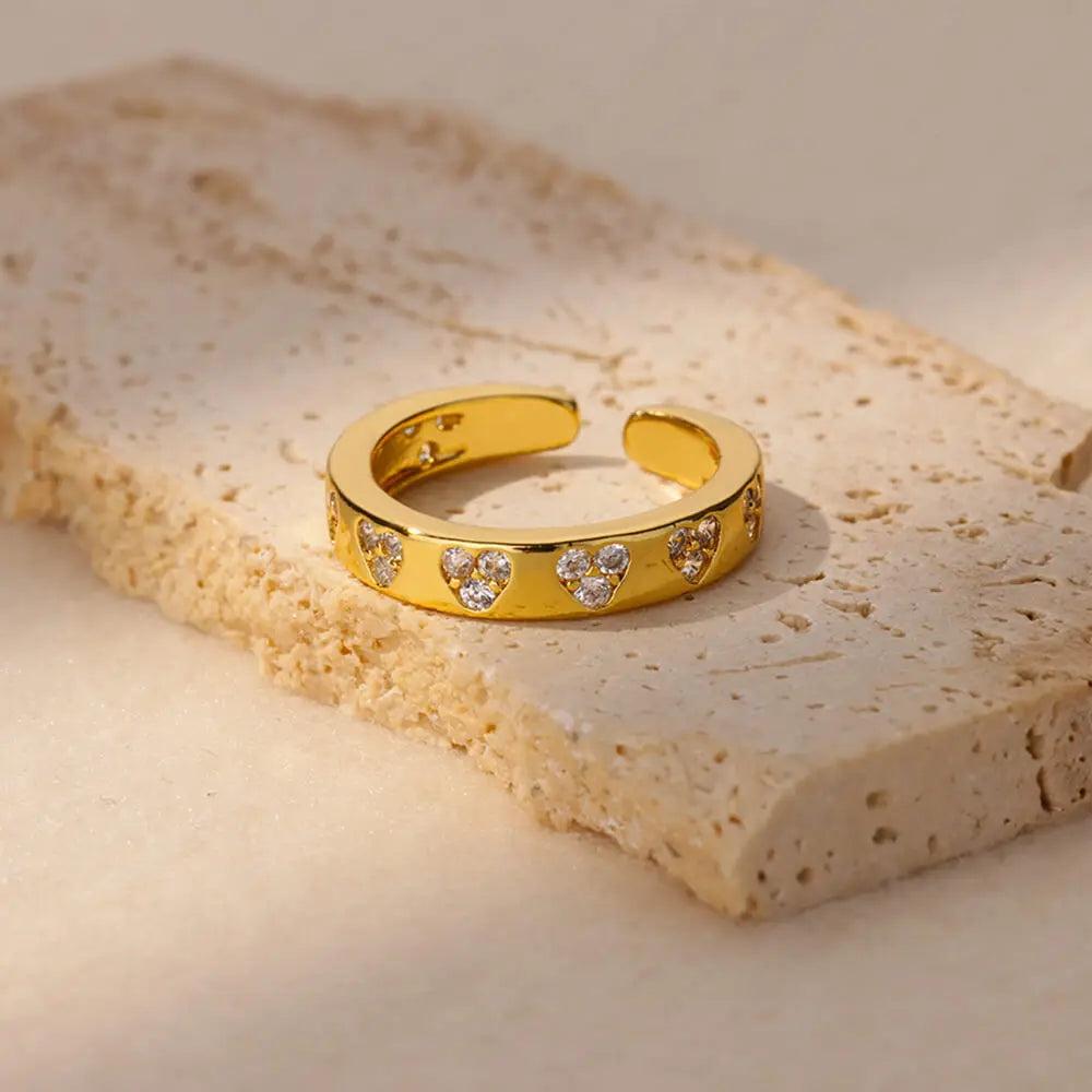 Elegant geometric heart ring with sparkling zircon accents and a luxurious gold-color finish. Made from durable stainless steel, perfect for weddings, everyday wear, or a stylish couple gift.