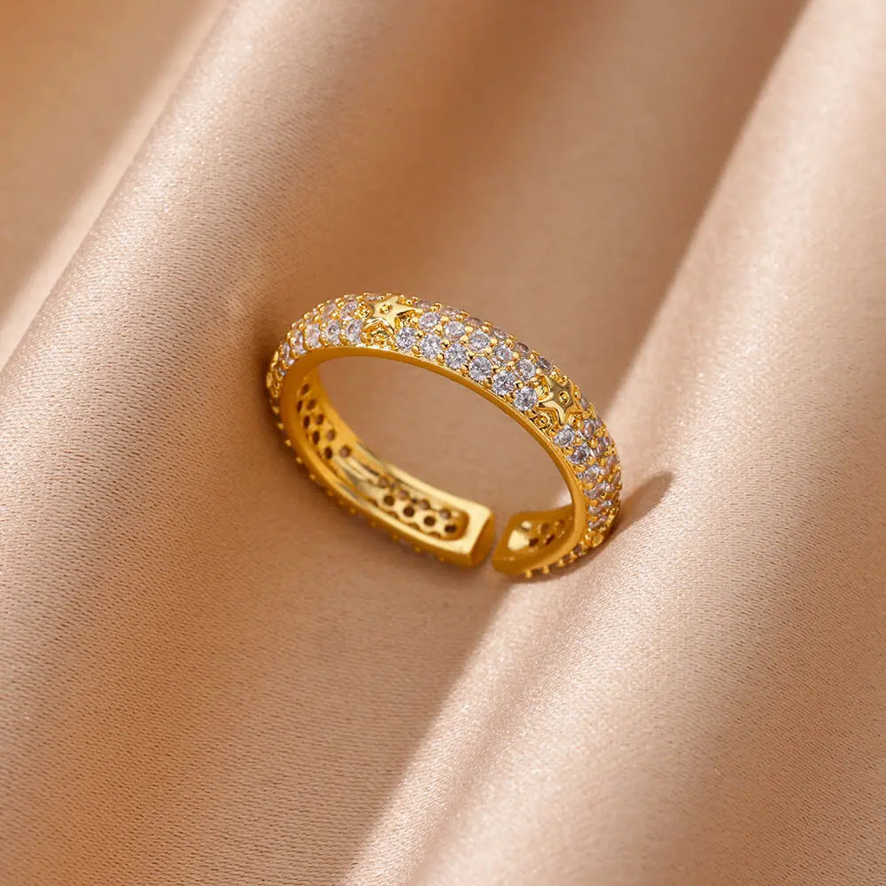Elegant geometric heart ring with sparkling zircon accents and a luxurious gold-color finish. Made from durable stainless steel, perfect for weddings, everyday wear, or a stylish couple gift.